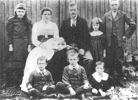 Charles George Hollyer & family 1901